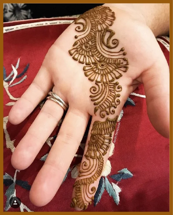 Wavy Line Art In Minimal Front Hand Mehndi Design